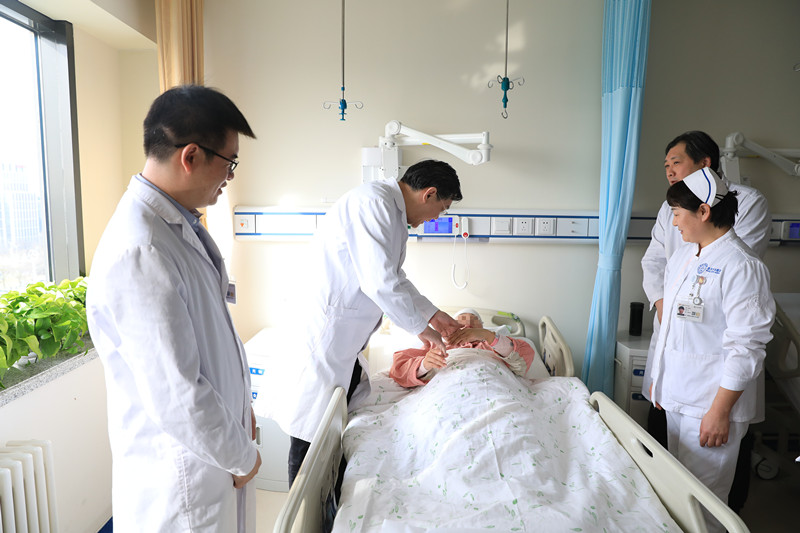 奋战两个半小时，生死边缘“抢”回两个孩子的母亲 ——北京天坛医院抢救大出血合并脑出血产妇纪实